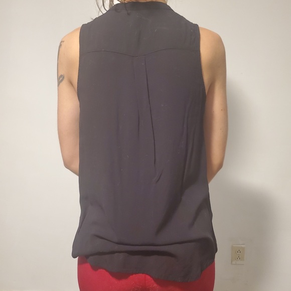 Sleeveless button up - Picture 6 of 7